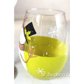 زجاج نبيذ بدون جاذبية مع عيد الميلاد